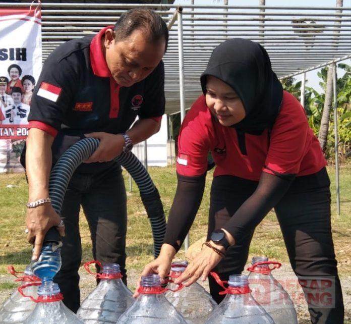 Ariyesti Salurkan Bantuan Air Bersih di Banyurip