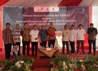 Bersama Menteri Koperasi RI, Harris Turino Serahkan Bantuan LPDB Bagi KPUD Wanasari