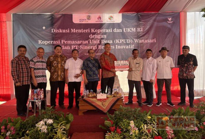 Bersama Menteri Koperasi RI, Harris Turino Serahkan Bantuan LPDB Bagi KPUD Wanasari