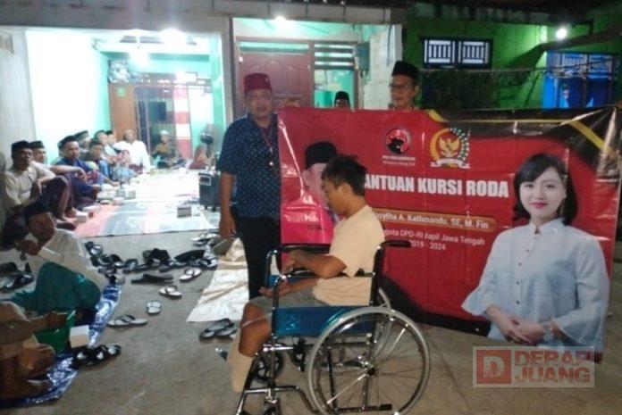 Mbah-Giman-Salurkan-Kursi-Roda-Bagi-Warga-Disabilitas-di-Desa-Kebonagung