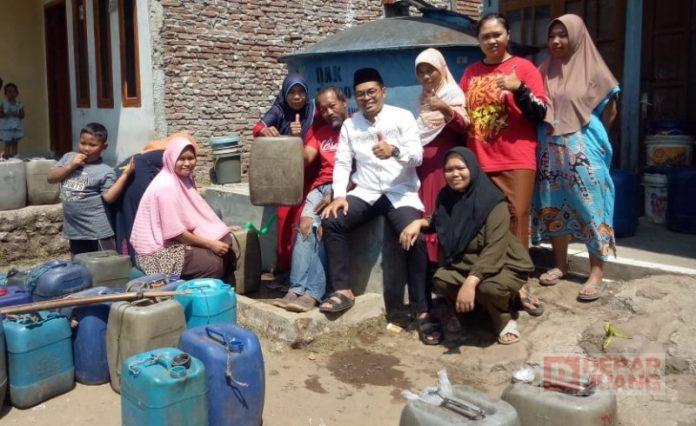 Relawan Mas Tyo Bagikan Air Bersih di Daerah Kekeringan