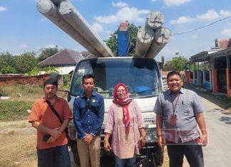 Tim Balane Harris Turino Bersama Sriyanti Realisasikan Plang PJU di Kedungbanteng