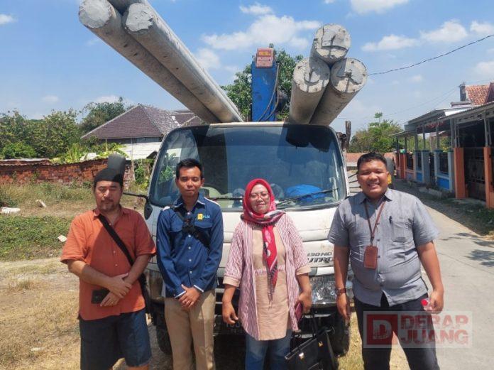 Tim Balane Harris Turino Bersama Sriyanti Realisasikan Plang PJU di Kedung Banteng