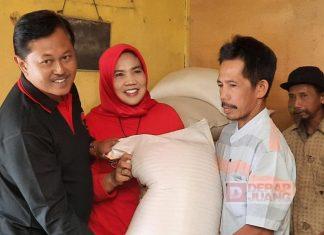 Sri Ruwiyati Serahkan Bantuan Gabah Kering Giling di Sawal