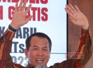 Mas Jekek Serahkan 22.844 Seragam Gratis untuk Pelajar