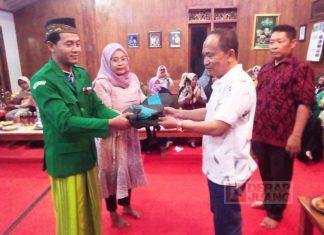 Eko Budi Gelontorkan Alat Rebana ke Pemuda Ansor Desa Katong