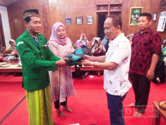 Eko Budi Gelontorkan Alat Rebana ke Pemuda Ansor Desa Katong