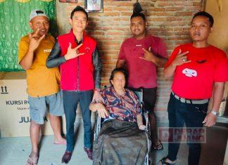 Bantu Warga Yang Sakit, Fardinal Sasono Salurkan Kursi Roda