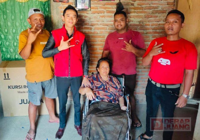 Bantu Warga Yang Sakit, Fardinal Sasono Salurkan Kursi Roda