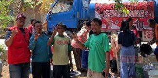 Peduli Kekeringan, Tony Salurkan Bantuan Air ke Desa Kunden