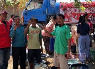 Peduli Kekeringan, Tony Salurkan Bantuan Air ke Desa Kunden