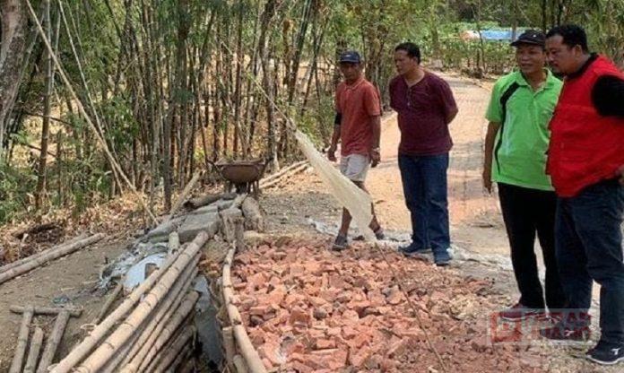 Peduli Warga Terdampak Longsor, Tony Berikan Tanah Urug