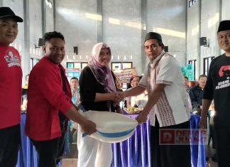 Sri Ruwiyati Serahkan Bantuan GKG ke Petani di Banjarmangu