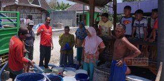 Peduli Kekeringan, Ngadino Pasok Air Bersih ke Warukaranganyar
