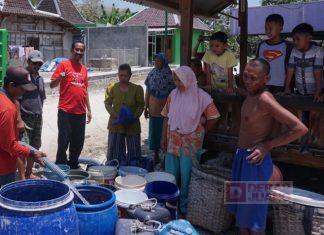 Peduli Kekeringan, Ngadino Pasok Air Bersih ke Warukaranganyar