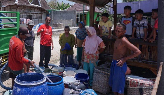 Peduli Kekeringan, Ngadino Pasok Air Bersih ke Warukaranganyar