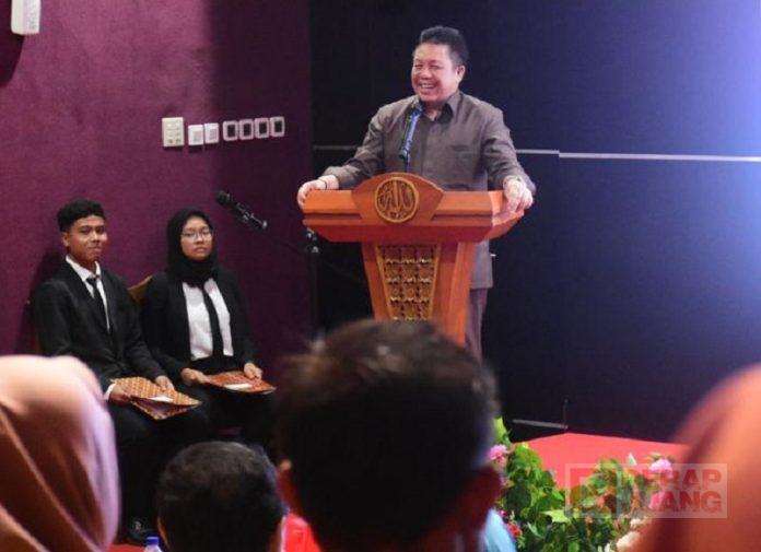 Hadiri Wisuda LPK Serbaindo, Dance Ishak Titip Pesan
