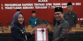 Bu Tiwi dan DPRD Setujui 7 Raperda Menjadi Perda