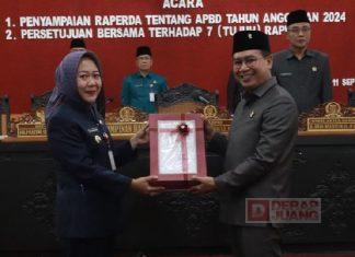 Bu Tiwi dan DPRD Setujui 7 Raperda Menjadi Perda