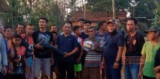 Dukung Pemuda Berolahraga, Arif Berikan Alat Volly ke Pemuda Kedungleper