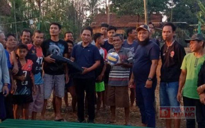 Dukung Pemuda Berolahraga, Arif Berikan Alat Volly ke Pemuda Kedungleper