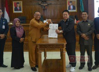 Dance Ishak Palit Bersama Pj Walikota Teken Raperda Perubahan APBD TA 2023
