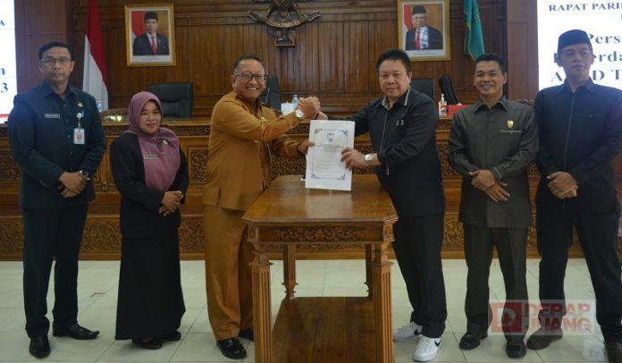 Dance Ishak Palit Bersama Pj Walikota Teken Raperda Perubahan APBD TA 2023