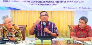 Andang Narasumberi Pelatihan Teknik Produksi Desain Ukir Kayu di Jepara