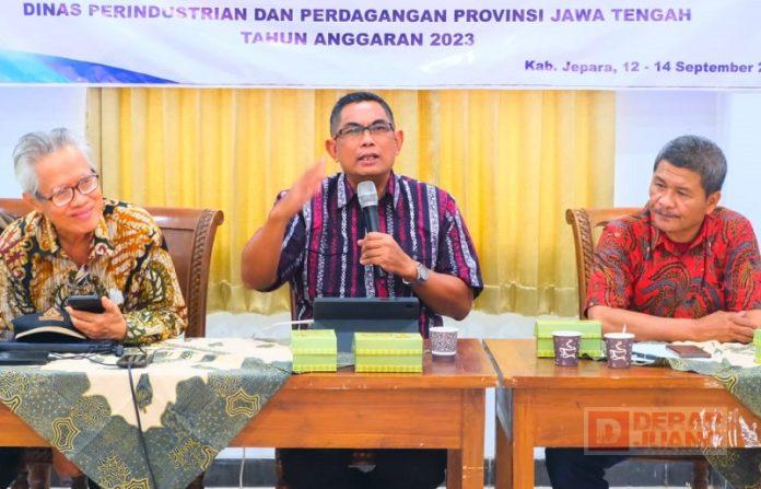 Andang Narasumberi Pelatihan Teknik Produksi Desain Ukir Kayu di Jepara