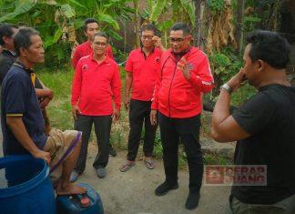 Warga Keluhkan Kekeringan, Tri Budi Cahyono dan Andang Salurkan Air Bersih