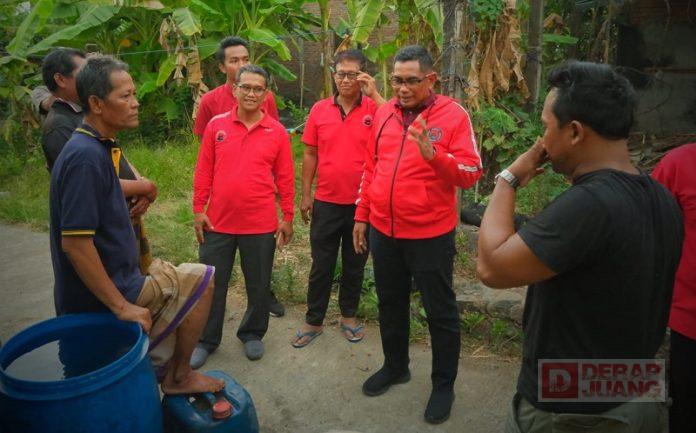 Warga Keluhkan Kekeringan, Tri Budi Cahyono dan Andang Salurkan Air Bersih