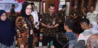 Etik Salurkan Bantuan Sosial dari Baznas untuk Warga