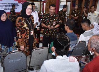 Etik Salurkan Bantuan Sosial dari Baznas untuk Warga