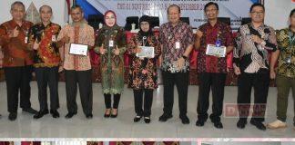 Serahkan SK Pensiun, Sri Sumarni: “Penghargaan Bagi PNS yang Purna Tugas”