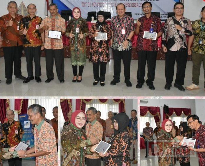 Serahkan SK Pensiun, Sri Sumarni: