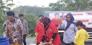 Andang Bersama Siti Munawaroh Salurkan Air Bersih ke Desa Bucu