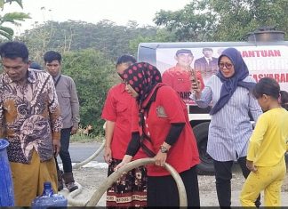 Andang Bersama Siti Munawaroh Salurkan Air Bersih ke Desa Bucu