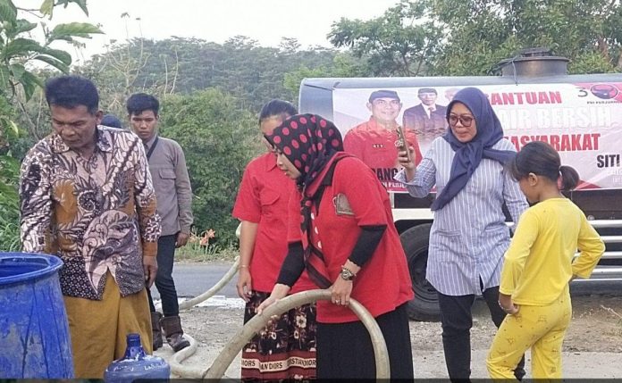 Andang Bersama Siti Munawaroh Salurkan Air Bersih ke Desa Bucu