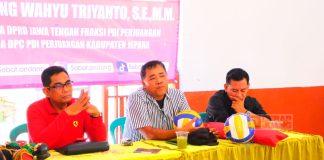 Andang dan Rifa’i Serahkan Set Alat Voli, Dukung Pemuda Berolahraga