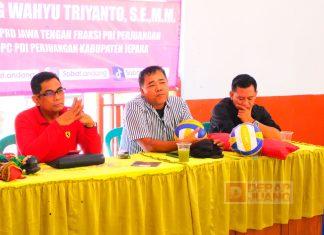 Andang dan Rifa’i Serahkan Set Alat Voli, Dukung Pemuda Berolahraga