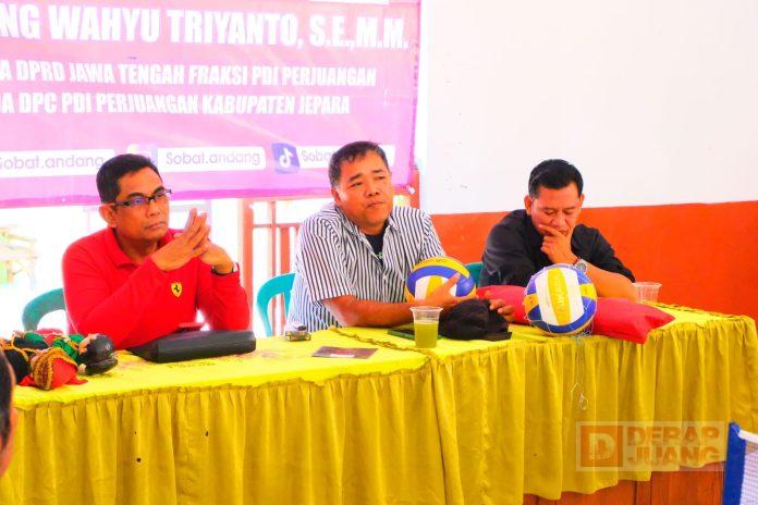 Andang dan Rifa'i Serahkan Set Alat Voli, Dukung Pemuda Berolahraga