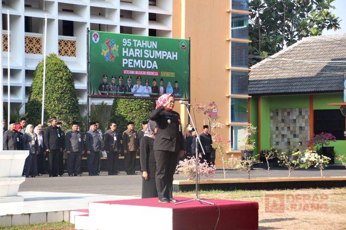 Tri Yuli Pimpin Upacara Bendera Peringatan Hari Sumpah Pemuda ke-95 Tri Yuli Pimpin Upacara Bendera Peringatan Hari Sumpah Pemuda ke-95