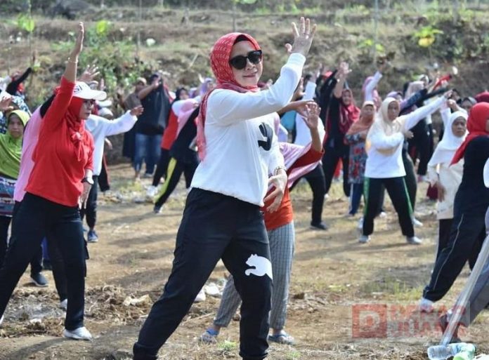 Wabup Rista Ikut Senam Bersama Warga Desa Langse