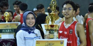 Wabup Ristawati Serahkan Piala Basket 3 on 3 AOS Season II