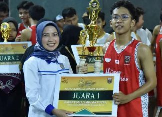 Wabup Ristawati Serahkan Piala Basket 3 on 3 AOS Season II