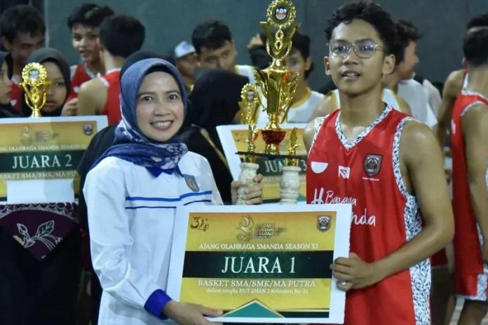 Wabup Rista Serahkan Piala Kejuaraan Pertandingan Basket 3 on 3 AOS Season II