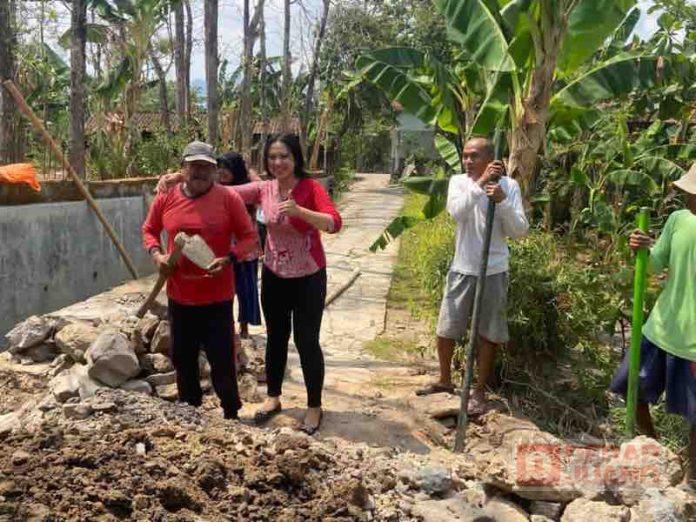 Azalea Ikut Gotong Royong Perbaiki Saluran Air di Desa Pule