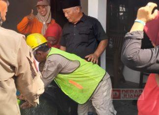 Bambang Dampingi dan Awasi Langsung Penyaluran Bantuan Air Bersih di Desa Gemantar