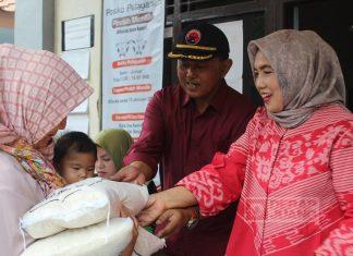 Bantu Penuhi Kebutuhan Pokok, Sri Ruwiyati Bagikan 900 Pack Bantuan Beras