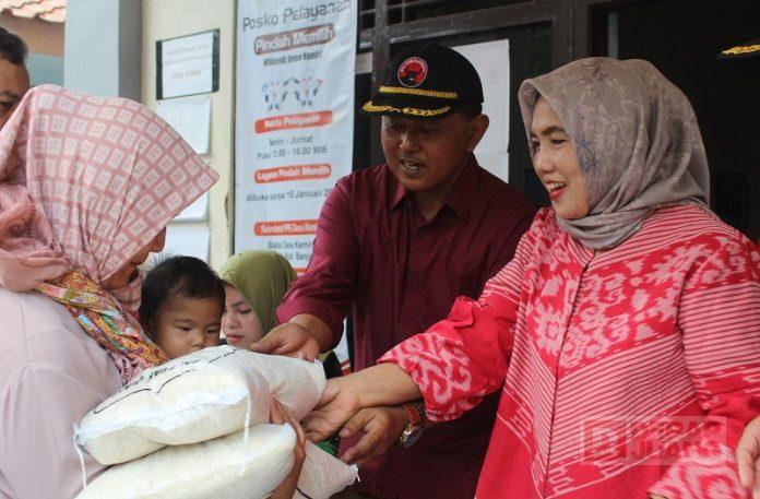 Bantu Penuhi Kebutuhan Pokok, Sri Ruwiyati Bagikan 900 Pack Bantuan Beras